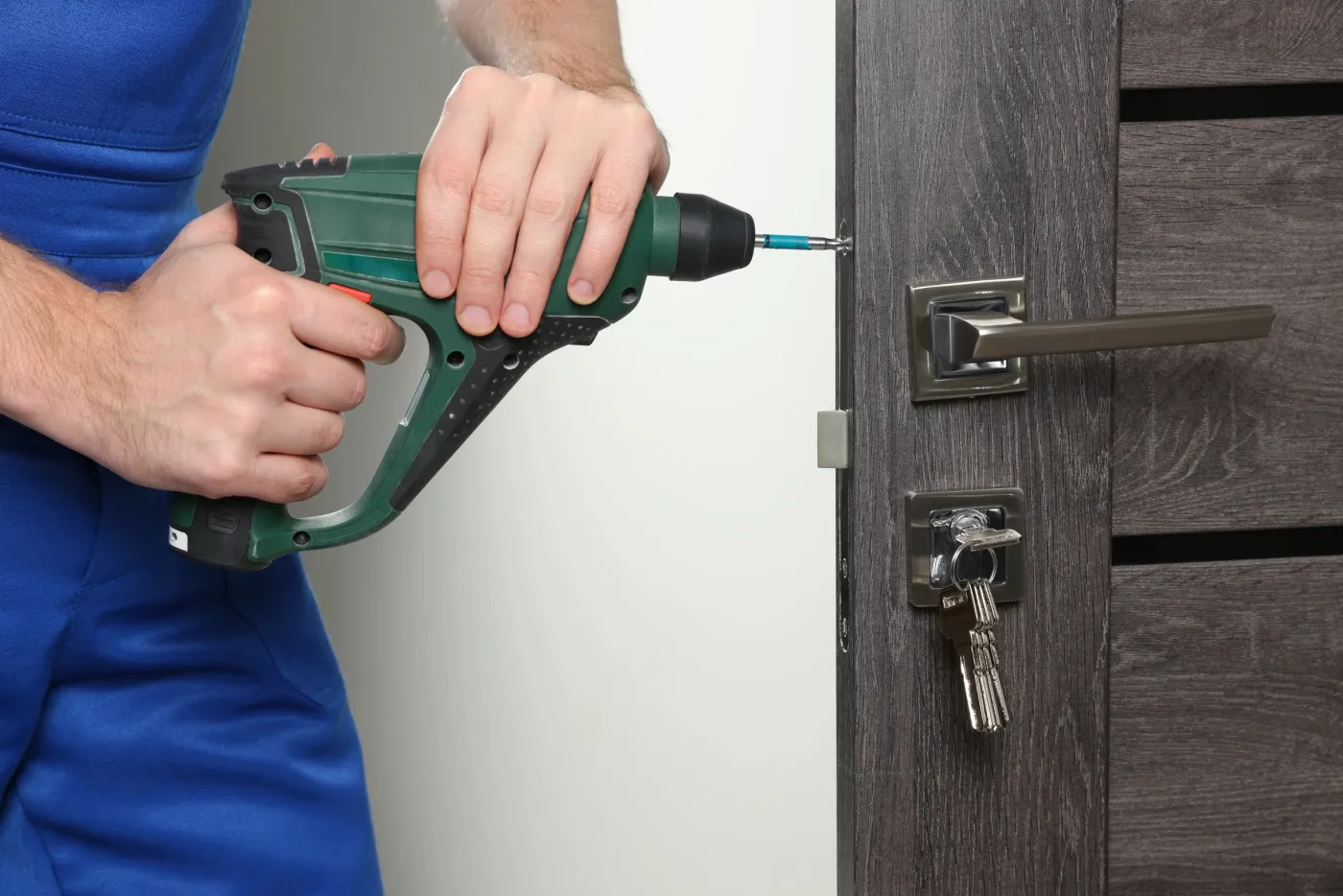 Pose d'une serrure de sûreté sur une porte d'appartement à Paris 14e